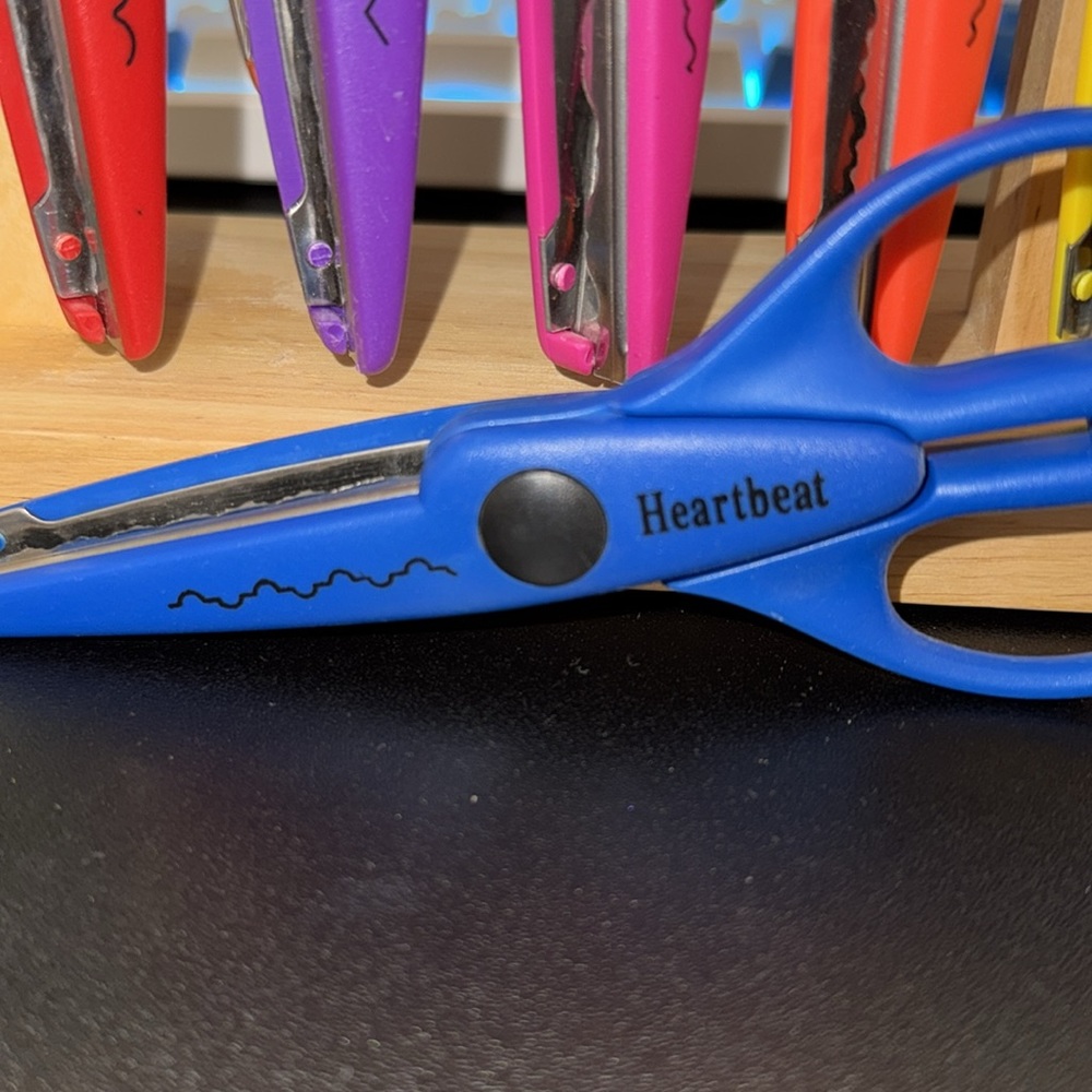 Craft Scissors, 12 different Cutting Designs, EUC - Picture 14 of 16